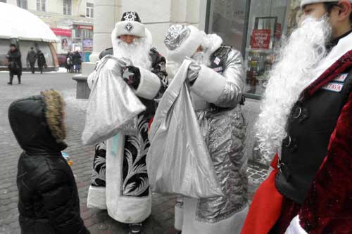 "Діди Морози" роздавали на вулицях Полтави подарунки за розказаний віршик
