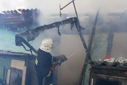 На Гребінківщині до тла згорів гараж та майно в ньому