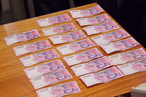 На Полтавщині задокументовано факт надання 4 тис. грн. капітану патрульної поліції 