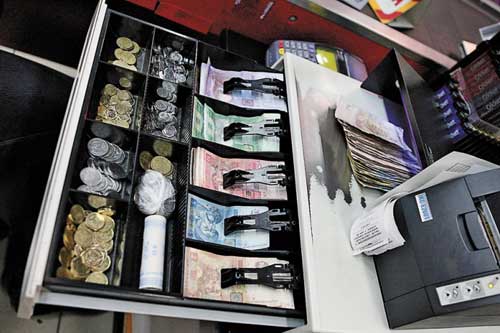 У Гребінці чоловік викрав гроші з каси магазину