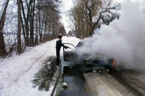 На Гребінківщині посеред дороги повністю згорів автомобіль