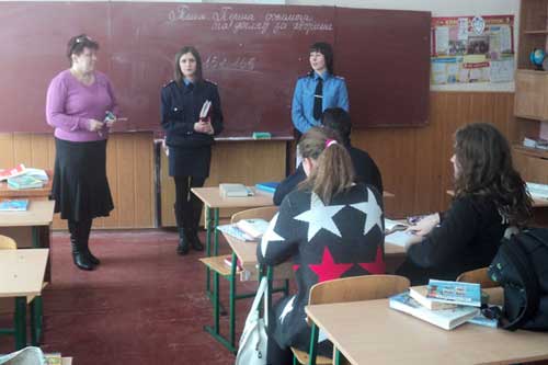 Гребінківські поліцейські проводять профілактичні та профорієнтаційні бесіди з школярами