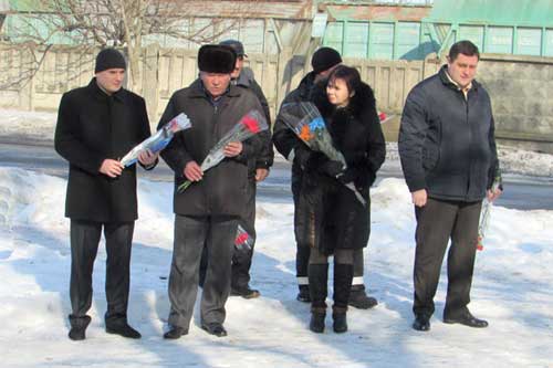 У центрі Гребінки згадали Героїв Небесної сотні покладанням квітів до пам’ятника Шевченка