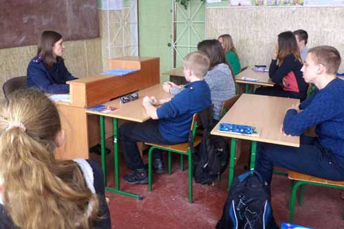 У Гребінківській гімназії відбулася виховна година для 8-класників за участі поліцейського