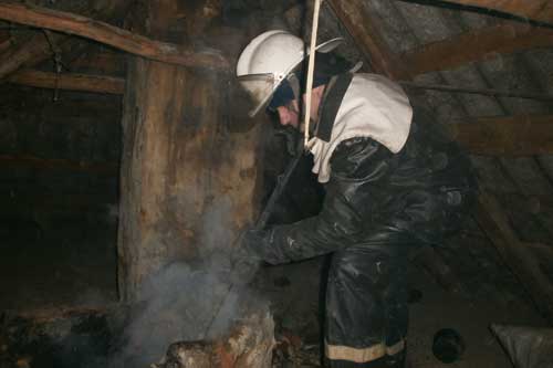На Гребінківщині рятувальники гасили пожежу господарчої будівлі