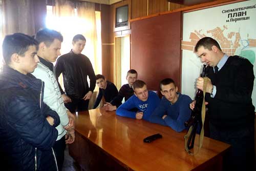  У Пирятині старшокласників навчили поводитись із зброєю