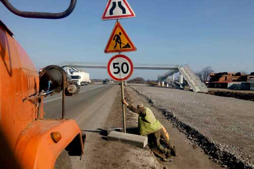 На дорогах Полтавщини триває установка та заміна дорожніх знаків
