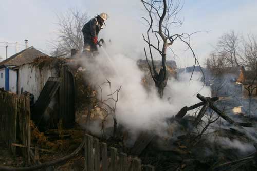 Через необережне поводження з вогнем на Гребінківщині горіла господарська будівля