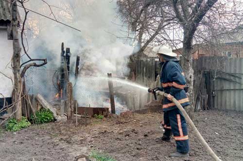 У Гребінці вогонь знищив господарчу будівлю та пошкодила дві сусідні споруди