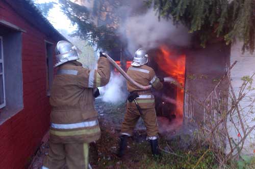 У Лубнах рятувальники ліквідували пожежу в господарчій будівлі