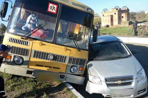  На Гребінківщині нетверезий водій Chevrolet Aveo врізався у шкільний автобус