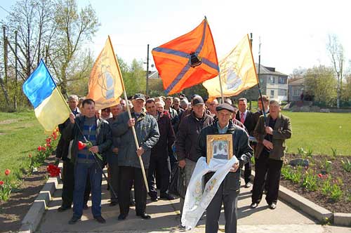 Пам’ятною ходою і покладанням квітів вшанували гребінчани ліквідаторів аварії на ЧАЕС