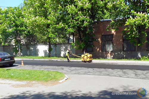 Сезон латання доріг стартував на центральних вулицях Гребінки