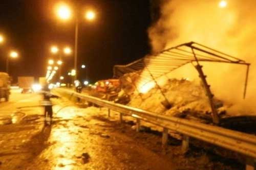 На трасі Київ - Полтава згоріла вщент вантажівка після падіння рекламного щита 