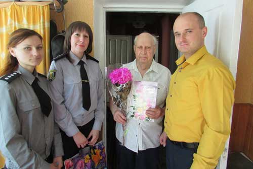 Працівники Гребінківського відділу поліції привітали ветеранів з 72-ю річницею перемоги