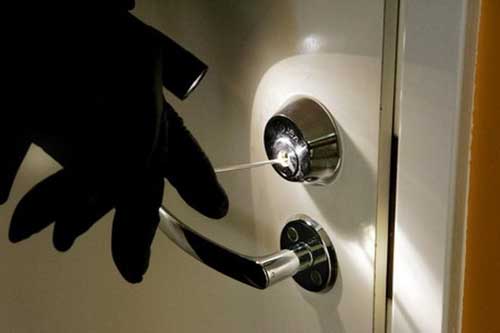 У Гребінці злодій обікрав пенсіонерку