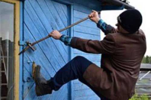 Пирятинські поліцейські встановили чоловіка, який обікрав сарай