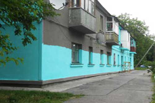 У Гребінці тривають роботи з капітального ремонту фасаду житлового будинку № 35 на вул. Миру