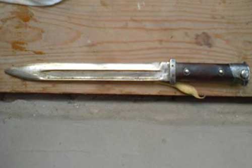 На залізничному вокзалі в Гребінці у нетверезого чоловіка поліцейські виявили ніж