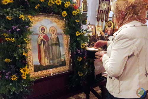 У Гребінку привезли мощі, які рятують браки 