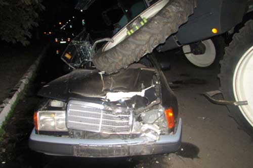 У Гребінці п’яний водій не впорався з керуванням та заїхав під самохідний обприскувач