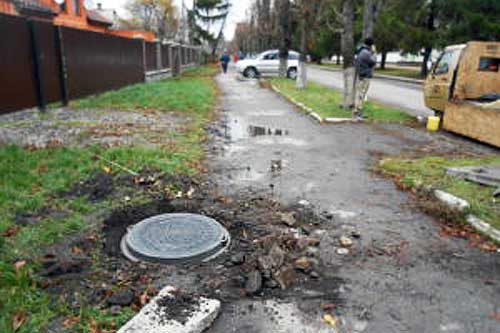 В Гребінці проводиться заміна люків на каналізаційних колодязях