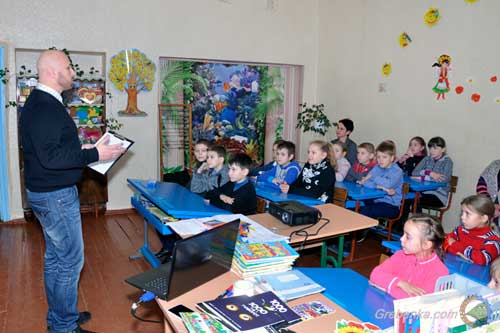 Школярам Гребінківщинироздали флікери для їхбезпеки на дорогах