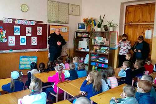 На Гребінківщині поліція з дітьми інтерактивно вивчає правила дорожнього руху