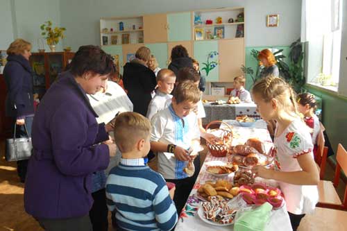 У Гребінці школярі провели благодійний ярмарок на підтримку воїнів АТО