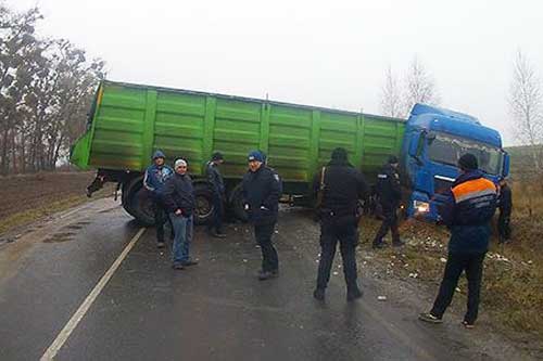 На автодорозі Лохвиця - Пирятин вантажівка обмежила рух автотранспорту 