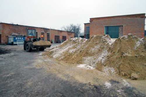 Гребінківське ККП готується до зими: заготовляє піщано-соляну суміш