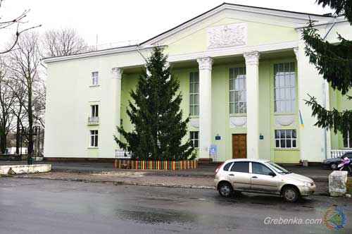 У Гребінці встановили пишну новорічну ялинку