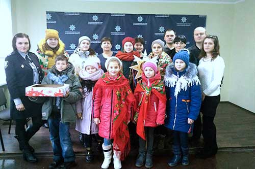 Вихованці Будинку школяра привітали Гребінківських поліцейських з наступаючими святатми (ФОТО)