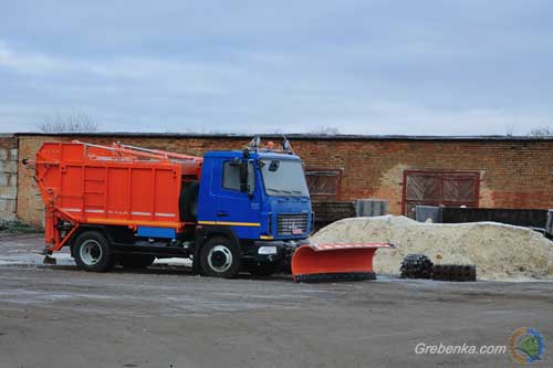 В Гребінці з'явилася нова потужна машина для прибирання снігу та сміття