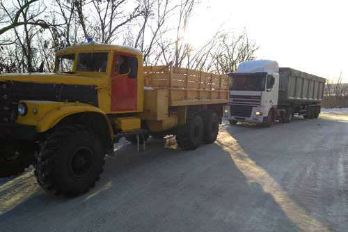 Протягом доби полтавські рятувальники відбуксирували 4 вантажних автомобілі