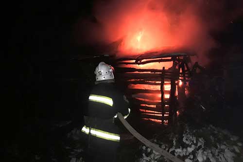 На Полтавщині спалахнув сарай з дровами та гараж