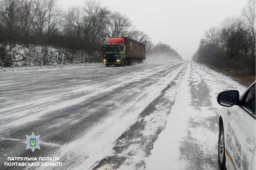 У зв'язку з негодою патрульна поліція Полтавської області працює у посиленому режимі