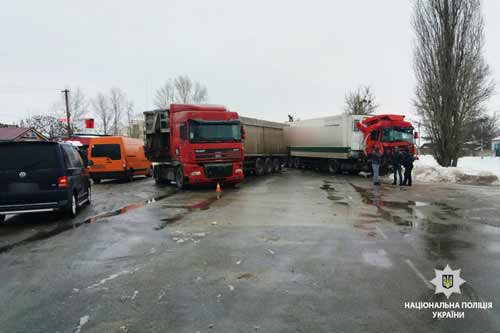 На Полтавщині сталося ДТП за участі 4-х вантажівок 