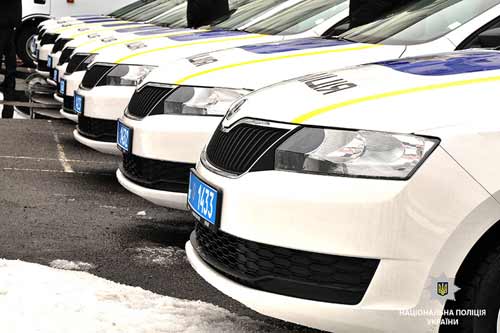 Поліція Полтавщини отримала 10 нових службових авто та автобус 