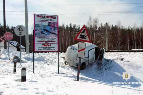На Полтавщині на залізничному переїзді зіткнулися вантажний мікроавтобус "FORD Transit" та пасажирський потяг