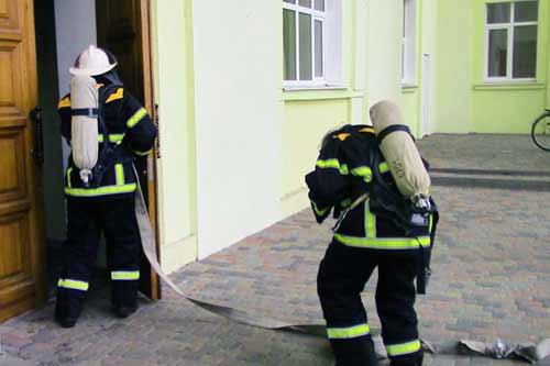 Гребінківські рятувальники провели в міському Будинку культури навчання з ліквідації умовної пожежі 