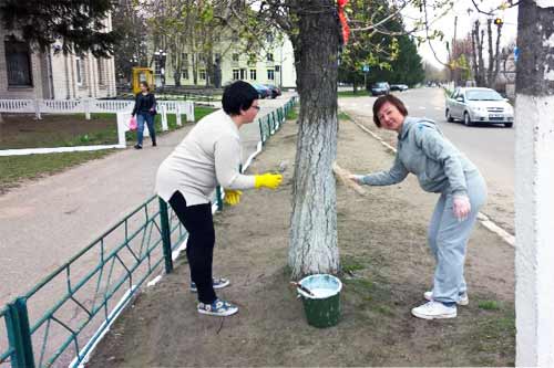У Гребінці триває місячник озеленення та благоустрою