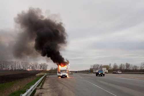 На Полтавщині на ходу загорілася вантажівка з будівельними матеріалами