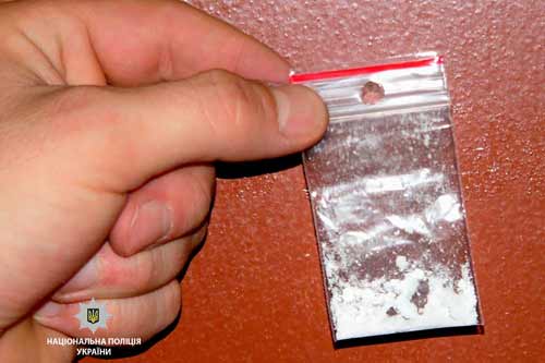 У Гребінці поліцейські затримали раніше судимого чоловіка за збут амфетаміну
