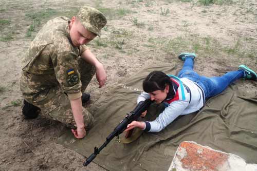 Школярів в Полтавській області почали навчати стрільбі з автомата