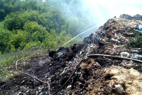 На Лубенському міському звалищі четвертий день гасять пожежу 