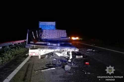 На Пирятинщині «Citroën» врізався в припарковану вантажівку