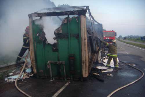 Під Лубнами на трасі Київ-Харків горіла фура з папером 