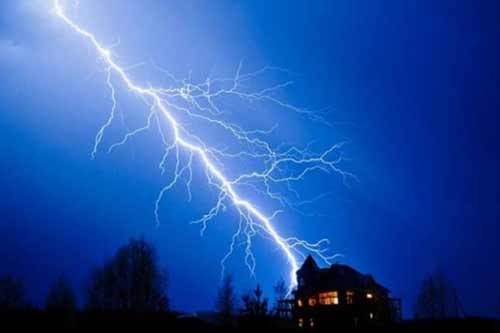 На Полтавщині блискавка травмувала жінку