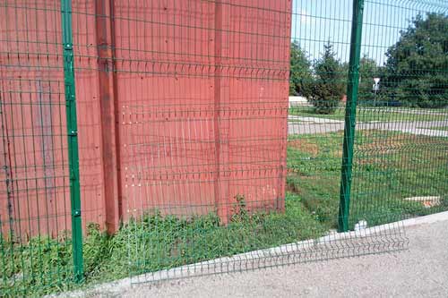 У Гребінці бешкетники б'ють вікна, ламають огорожі та крадуть кабель зв'язку